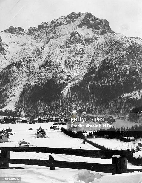 German Empire - Bayern Freistaat - : Upper Bavaria: Mittenwald in the upper Valley of the River Isar in front of the Karwendel mountains -...