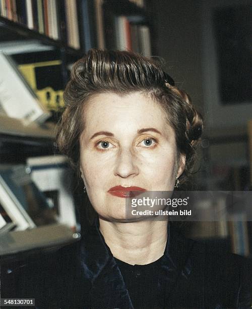 Jelinek, Elfriede *- Schriftstellerin, Oesterreich Literaturnobelpreis 2004 - Portrait, vor einem Buecherregal - 1995