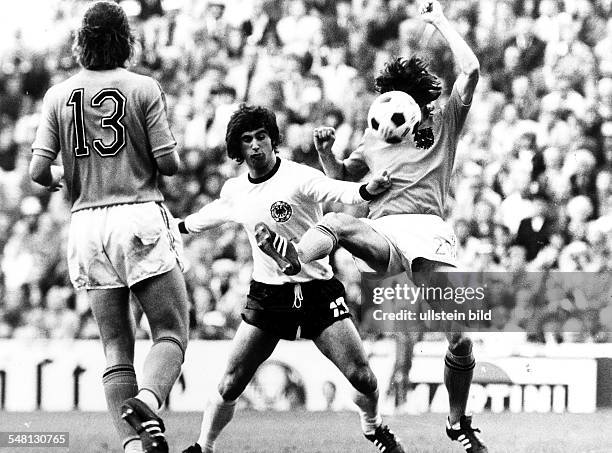 World Cup in Germany Final in Munich: Germany 2 - 1 Netherlands - Scene of the match: Gerd Mueller in a tackle with two Dutch players| left: van...