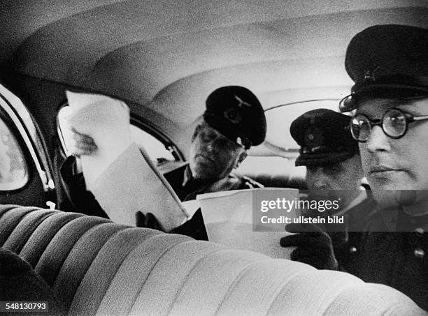 Ankunft der deutschen Delegation auf dem Flughafen Berlin - Tempelhof; vor der Abfahrt zum sowjetischen Hauptquartier im Fond des Wagens von links:...