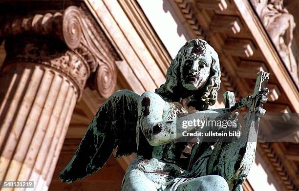 Skulptur der Terpsichore, die Muse der Chorlyrik und des Tanzes Ihr Attribut: die Lyra, ein Saiteninstrument. Die neun Musen galten als...