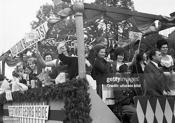 Folk festival, Munich Beer Festival 1966, Entry of the Oktoberfest Staff and Breweries, traditional costume parade, women and men on a brewery...