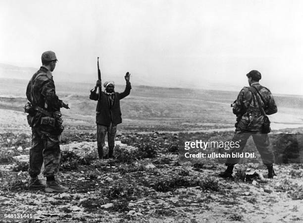 Algerienkrieg: Gefangennahme eines FLN-Kämpfers nahe Ddjebel Tarf. O.O. 1958