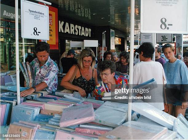 Sommerschlussverkauf bei Karstadt Wilmersdorfer Strasse; Menschen am Wühltisch für Bettwäsche - August 1995