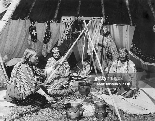 Montana : Blackfoot Indians in their tipi in the reserve in the Glacier National Park - 1933 - Vintage property of ullstein bild