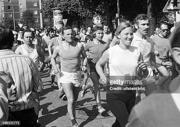 People, leisure sports, health, fitness, fun run 1974 in Bottrop, young woman and men on footrace, aged 25 to 50 years, D-Bottrop, Ruhr area, North...