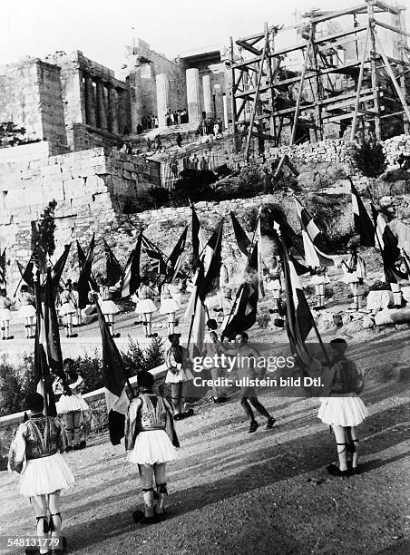 Olympische Spiele 1936 in Berlin - erster, von Carl Diem initiierter Staffellauf, mit dem das Olympische Feuer vom heiligen Hain in Olympia zum...