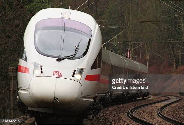 Hochgeschwindigkeitszug mit Neigetechnik vom Typ ICE-T der Deutschen Bahn AG auf freier Strecke