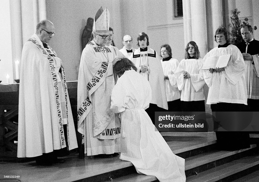 Religion, Christianity, consecration of fifteen diacons in 1974 in the Church of Our Lady Bottrop by auxiliary bishop Julius Angerhausen, D-Bottrop, Ruhr area, North Rhine-Westphalia - 02.02.1974