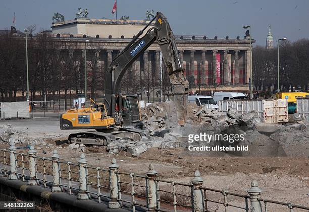 Germany Berlin Mitte - deconstruction of the temporary exhibition hall, in the background the museum Altes Museum at Lustgarten