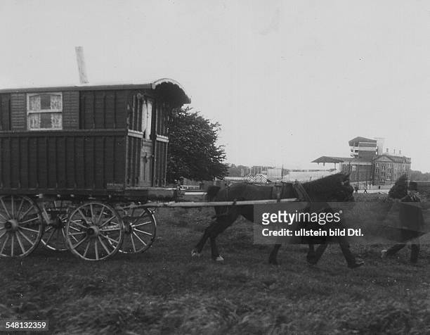 Great Britain England : Horse-drawn vehicle in Epsom - 1931 - Photographer: James E. Abbe - Vintage property of ullstein bild