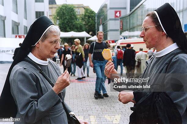 Deutscher Katholikentag in Hamburg, 31.5 - 4.6.2000: zwei Ordensschwestern essen Eis