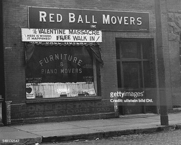 Illinois Chicago: Shop where the Saint Valentine's Day massacre occured - 1934 - Photographer: Martin Munkacsi - Published by: 'Berliner Illustrirte...
