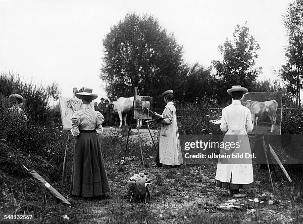 Germany Kingdom Bavaria : Painters of the Dachau artists' community Some female painters painting a cow on their easels - 1906 - Photographer:...