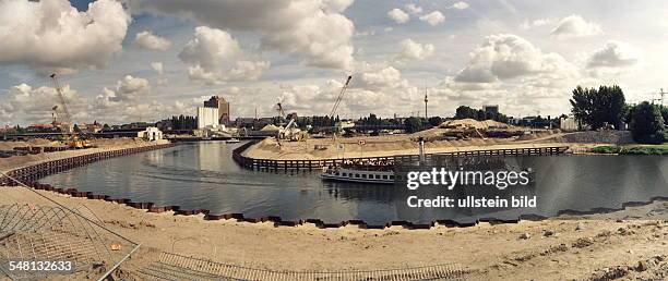 Durch den Bau des Tiergartentunnels wurde es nötig das Flussbett der Spree um 80 Meter zu versetzen - 1996