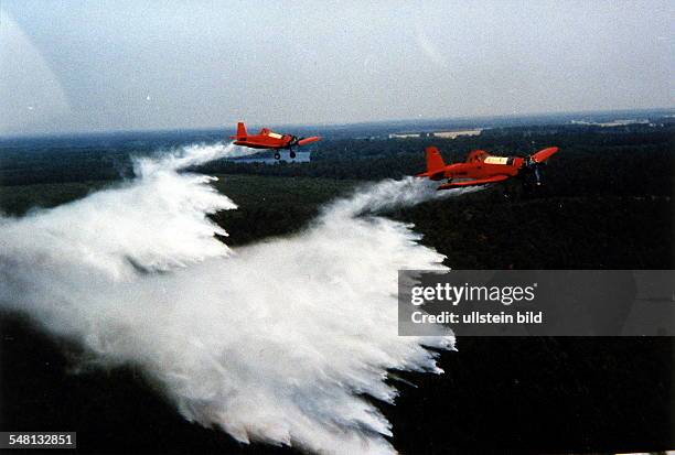 Zwei Flugzeuge der Waldbrandschutzstaffel von Kyritz, Land Brandenburg, im Einsatz Flugzeugtyp: M-18A "Dromedar" Luftaufnahme - 1997