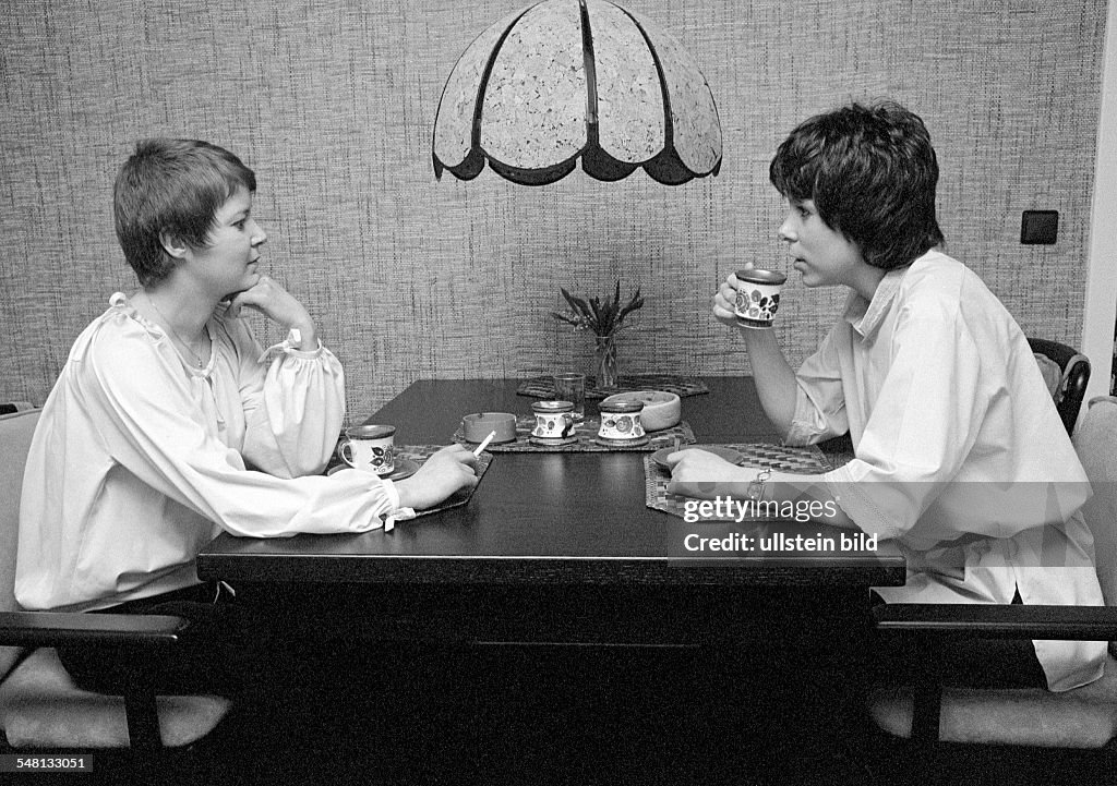 People, two young women sitting at the table drinking coffee and smoking a cigarette, coffee klatch, blouse, aged 23 to 30 years, Monika, Gaby, Gabi - 31.05.1978