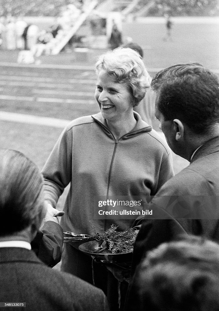 Sports, athletics, German Championships in Athletics 1965 in Duisburg, Wedau Stadium, nowadays MSV Arena, track racing, sprint, middle distance, women, victory ceremony, Antje Gleichfeld of LG Alstertal-Garstedt, German champion on 400 and 800 meters
