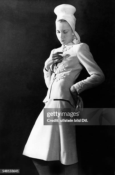 White wool dress with embroidered borders and turban; model: Romatzki - 1943 - Photographer: Regine Relang - Vintage property of ullstein bild