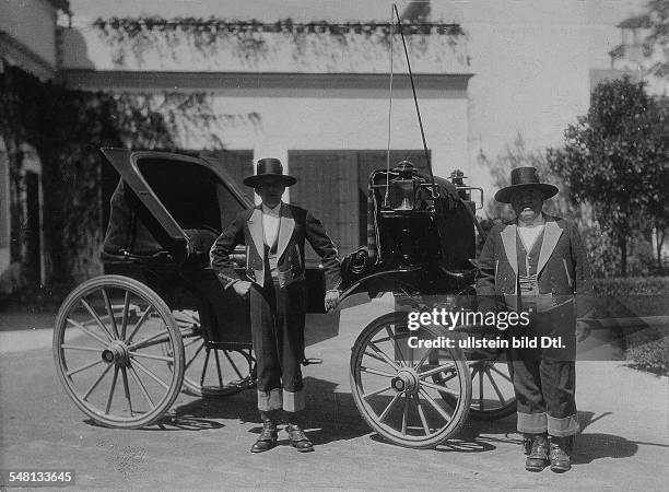 Spain : Coachman and valet of a Spanish nobleman - undated - Photographer: James E. Abbe - Vintage property of ullstein bild