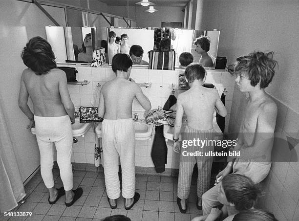 Federal Republic of Germany : Boys of a boarding school are washing themselves in the morning - 1978 - Photographer: Rudolf Dietrich - Vintage...