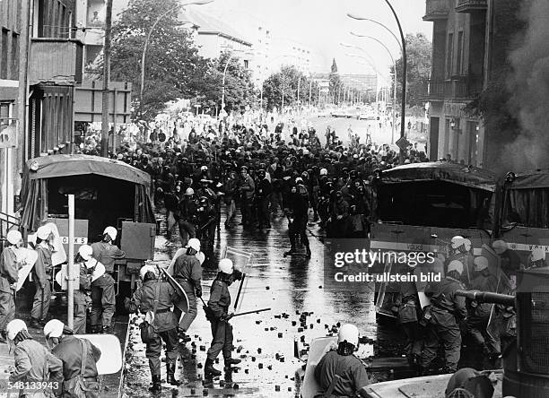 Ausschreitungen bei einer Demonstration gegen ein von Rechtsradikalen besetztes Haus in der Weitlingstraße im Bezirk Lichtenberg: Demonstranten...