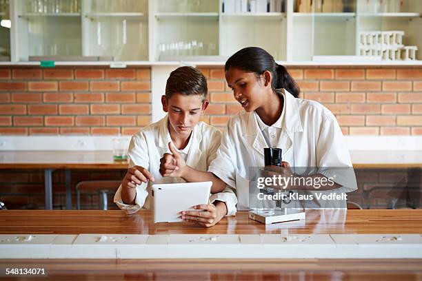 Girls Computer Lab 1,531 Girls In A Computer Lab Stock Photos, High-Res Pictures, and ...