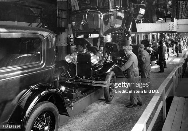 Ford Motor Company: work on the assembly line - 1920ies - Vintage property of ullstein bild