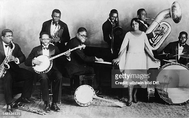 Blues singer Eva Taylor and her band members - 1929 - Vintage property of ullstein bild