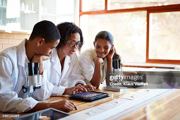 teacher showing students science project on tablet - educational subject stock pictures, royalty-free photos & images