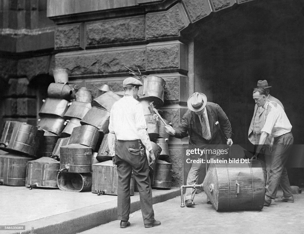 USA : Era of Prohibition Prohibition officials destroy illicit distillation equipment - 1926 - Vintage property of ullstein bild