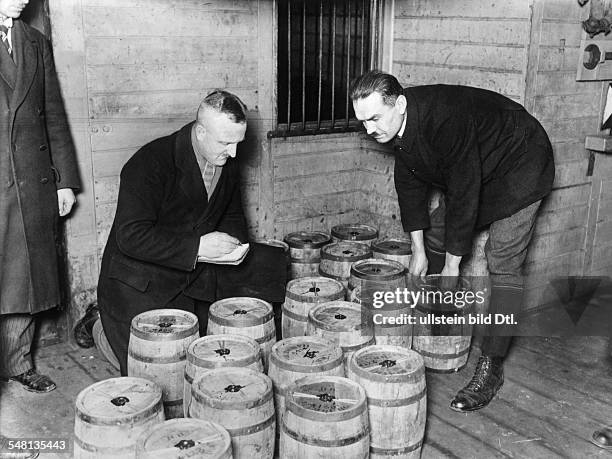 Germany Free State Prussia Berlin : Reichsbank officials checking the seals of the gold barrels from the U.S - 1925 - Vintage property of ullstein...