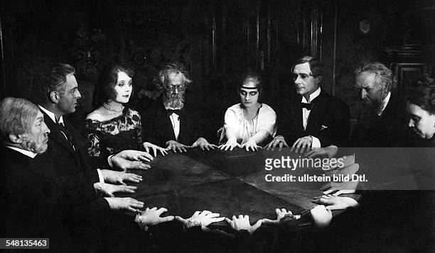German silent movies in the 1920ies Scene of a seance from the movie 'Dr. Mabuse, der Spieler' Directed by: Fritz Lang Germany 1922 Film Production:...