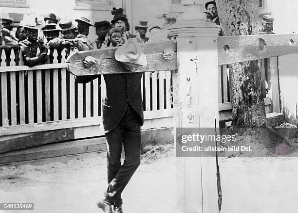 Slave standing on the pillory - undated - Photographer: Philipp Kester - Vintage property of ullstein bild