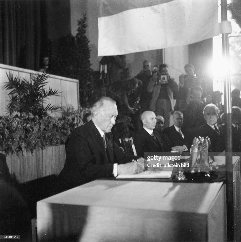 Founding of the Federal Republic of Germany: Signing of the Basic Law (the Constitution) for the Federal Republic of Germany by the Chairman of the Parliamentary Council, Konrad Adenauer, at the Pedagogic Academy in Bonn - 23.05.1949 Photograph: Erna