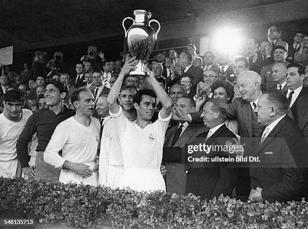 Endspiel um den Pokal der Landesmeister vor 70.000 Zuschauern im Neckarstadion in Stuttgart: Real Madrid - Stade Reims 2:0 - Siegerehrung: Der...