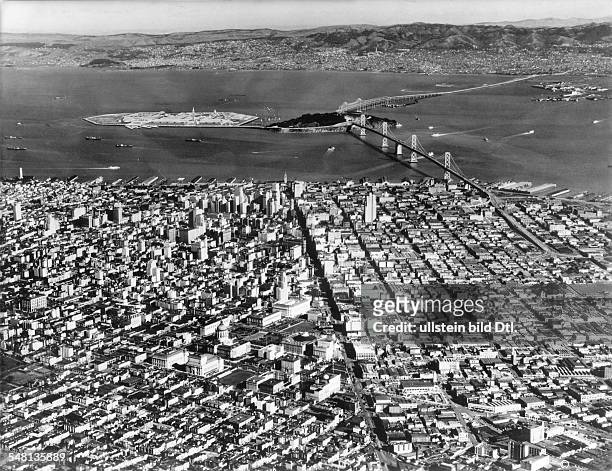 California San Francisco: View over the city and the San Francisco Bay to Oakland; in the center Yerba Buena Island with the 'Treasure Island' and...