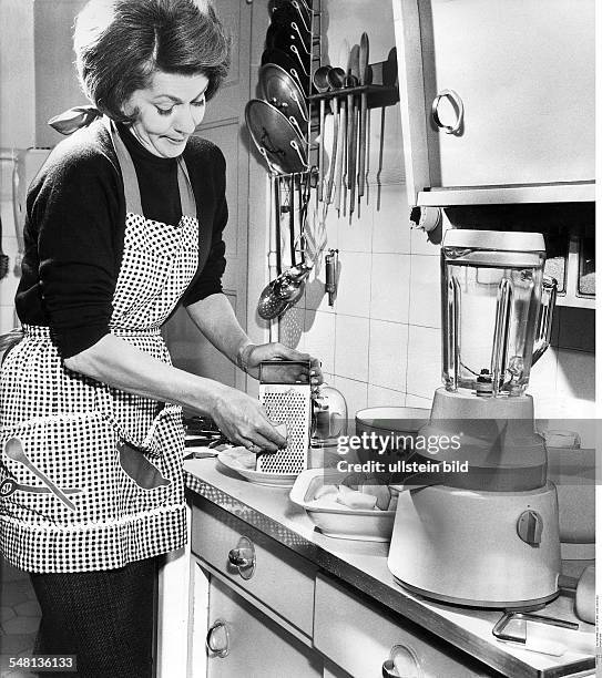 Hausfrau bereitet Mittagessen zu - Fotografie: Hugo Schmidt-Luchs