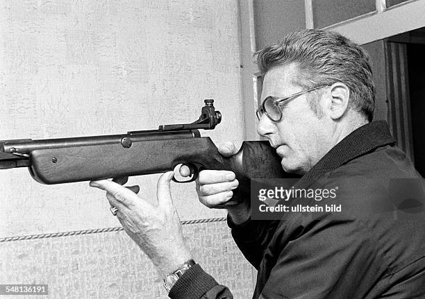 Sports, shooting sport, shooting stand, shooter with gun, man, aged 30 to 40 years, Ruhr area, North Rhine-Westphalia -