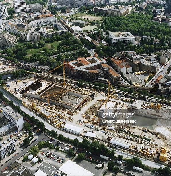 Luftaufnahme: Bau des unterirdischen Verkehrsnetzes. Blick auf die Baustelle mit Senkkästen und Rampe für den Bau "Los 3" der "Deutsche Bahn Knoten...