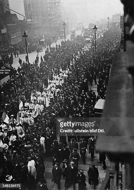 Great Britain England London: Women's rights activists Suffragetes demonstrating in London for the release of Mrs and Mrs Pankhurst - 1910 -...