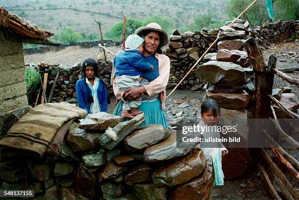 Chapaco - Indiofrau mit drei Kindern in der Provinz Tavija in Süd - Bolivien. Die Menschen sind bedroht von Mangelernährung und Krankheiten. - 1995