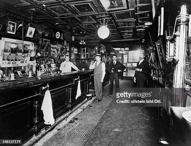 New York, New York City:: Bar with wooden furnishing and pictures on the ceiling - around 1905 - Vintage property of ullstein bild