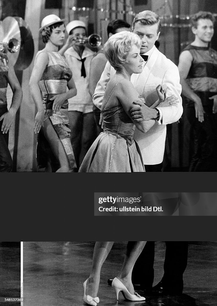 Johns, Bibi - Singer, actress, Sweden - *21.01.1929- Scene from the movie 'La Paloma' - with Karl-Heinz Boehm Directed by: Paul Martin West Germany 1959 Produced by: Alfa Film Vintage property of ullstein bild