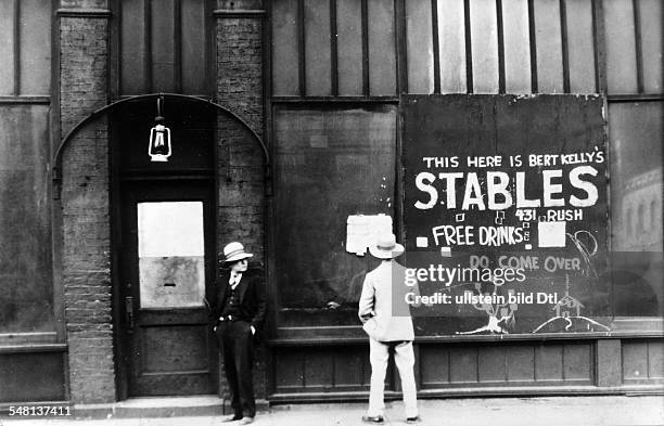 Illinois Chicago: Exterior of 'Bert Kelly's Stables', a cabaret advertising with 'free drinks' - around 1929 - Photographer: James E. Abbe - Vintage...