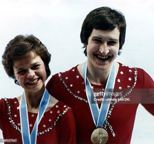 Paare: Die Olympiadritten Manuela Mager / Uwe Bewersdorff bei der Siegerehrung mit Bronzemedaille - Februar 1980