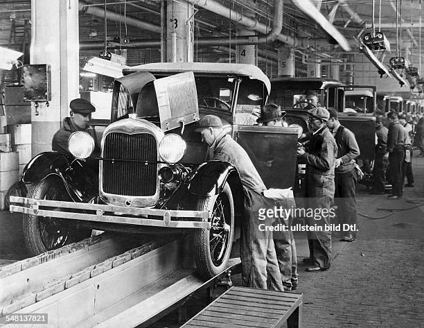 Michigan : Ford Motor Company in Dearborn / Detroit: work on the assembly line - around 1934 - Vintage property of ullstein bild