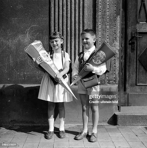 Einschulung: ein Mädchen und ein Junge mit Schultüte - 1962