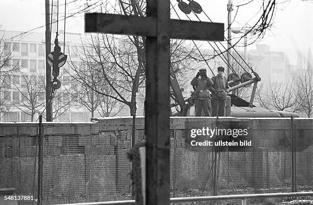 Berlin , . Die Mauer wird ausgebaut. Die Deutsche Demokratische Republik optimiert die Sperranlagen an der Mauer um das Brandenburger Tor. Der nach...