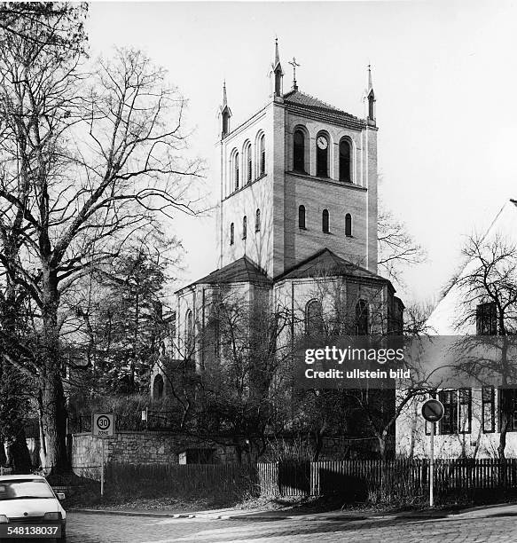 Die 1858/59 nach Plänen von August Stüler erbaute Dorfkirche am Stölpchensee